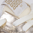GOLDEN GOOSE נעליים בצבע BEIGE - תמונה 2